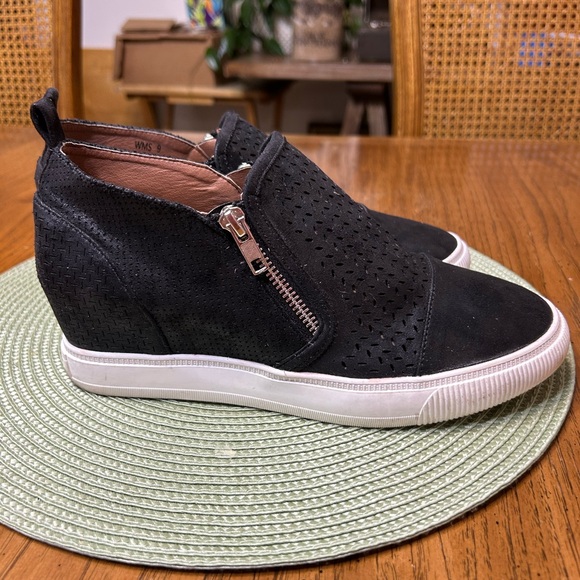 DV by Dolce Vita Black Perforated Wedge Sneakers - Picture 4 of 7